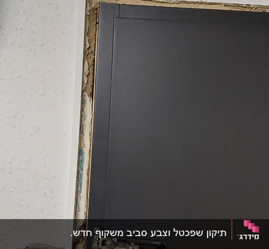 דלת מתכת עם מנעול, קיר עם טיח מתקלף